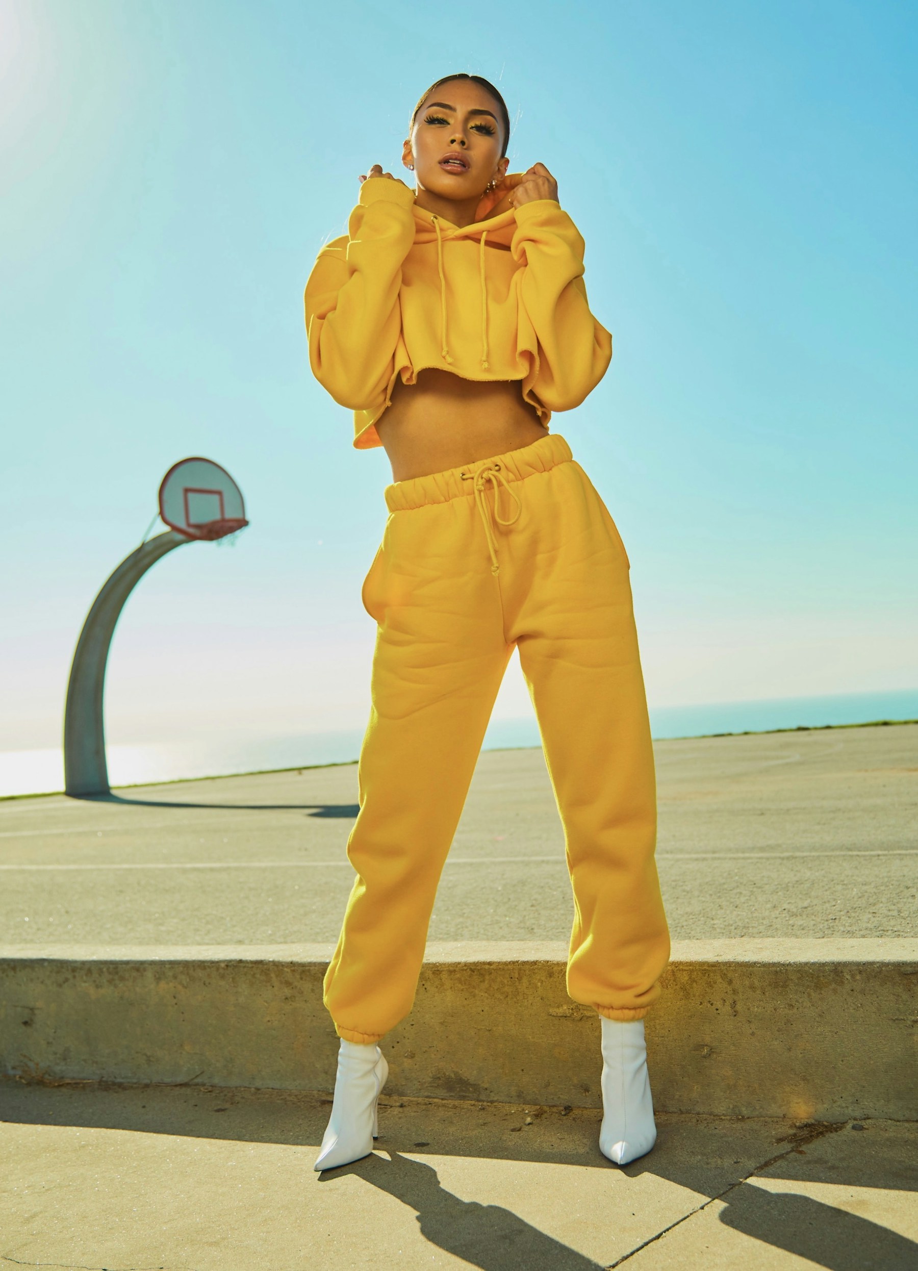 Mulher com look contemporâneo em um cenário urbano