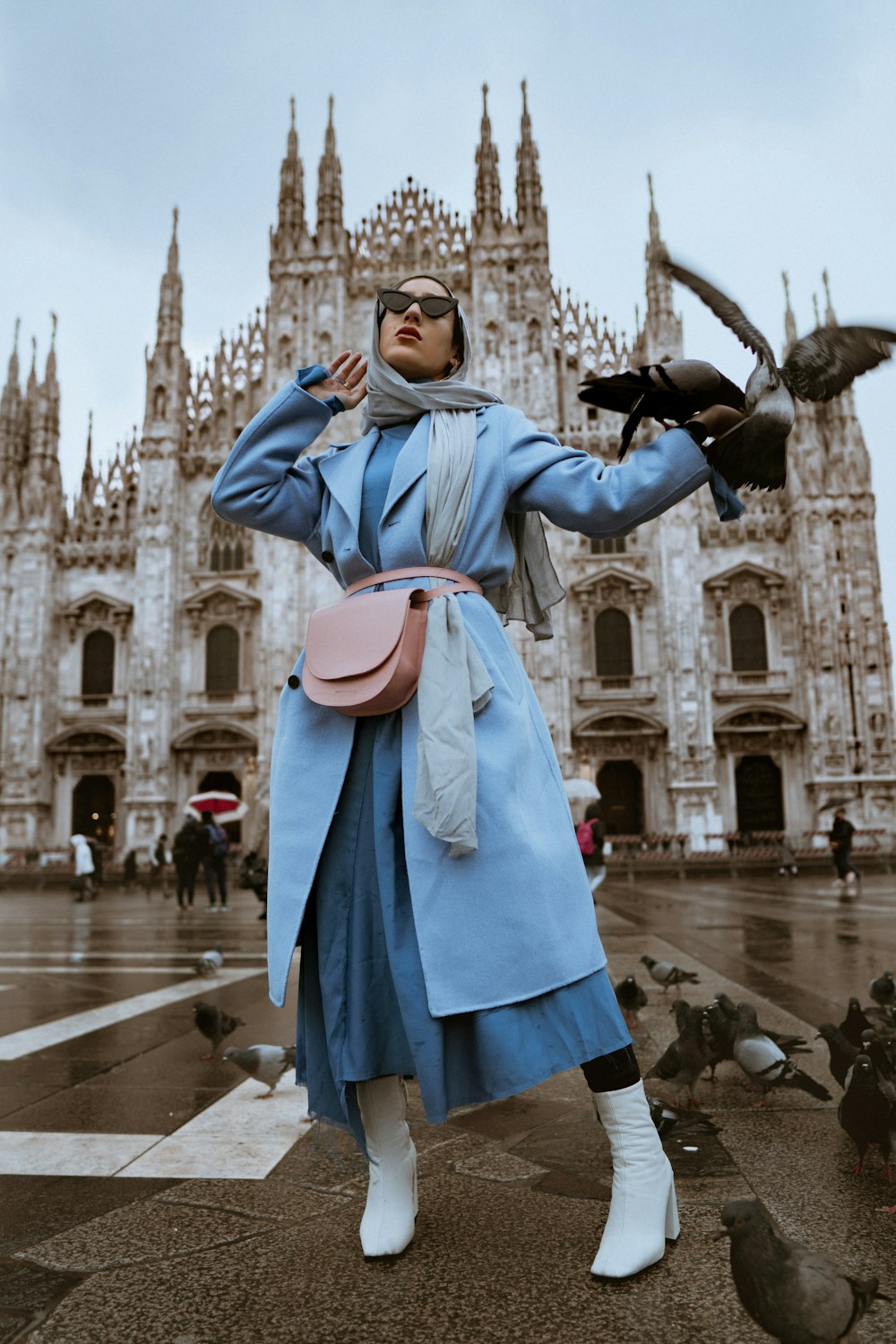 Mulher com look preto de linhas essenciais